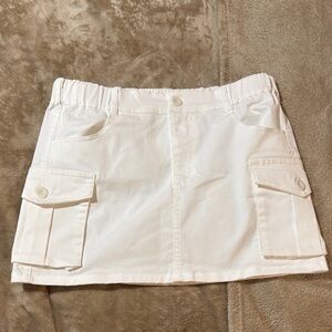 Chic White Mini Skirt with Pockets